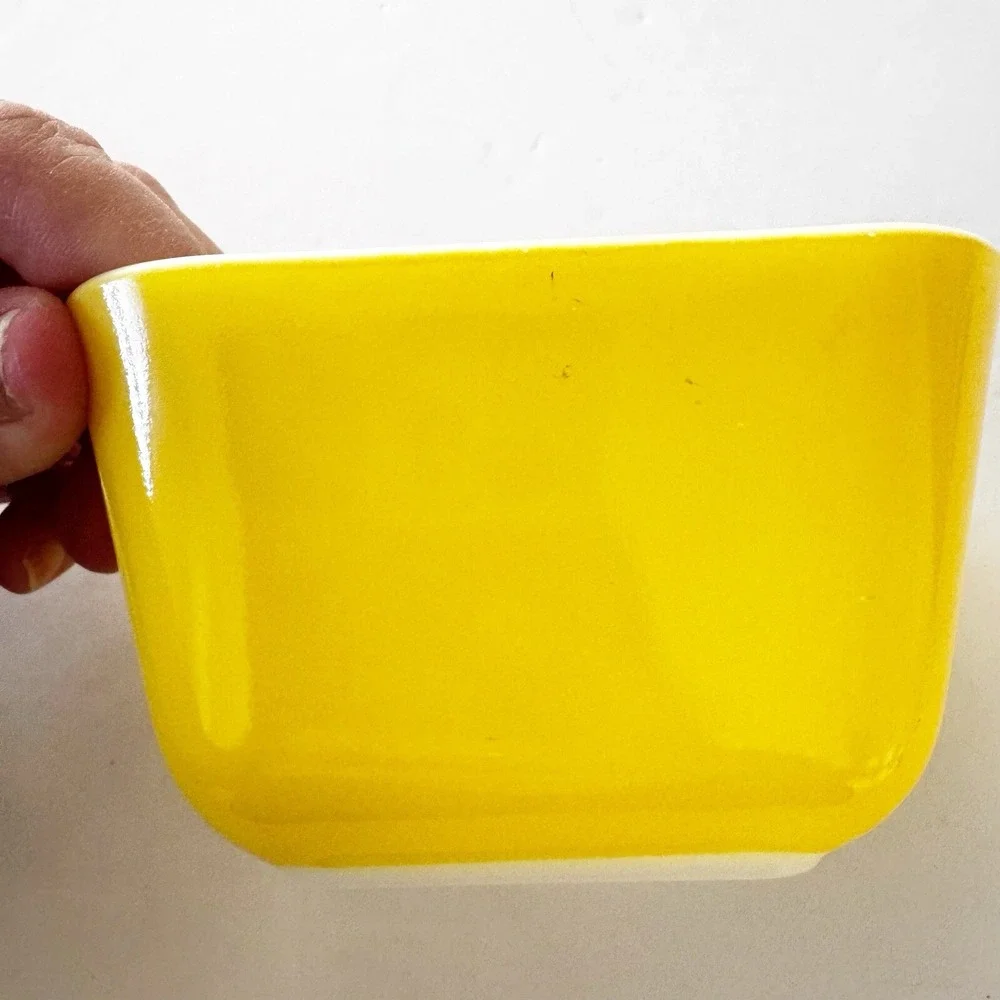 PYREX Bright Yellow 501 B 1 1/2 Cup Refrigerator Dish with Glass Lid Vintage